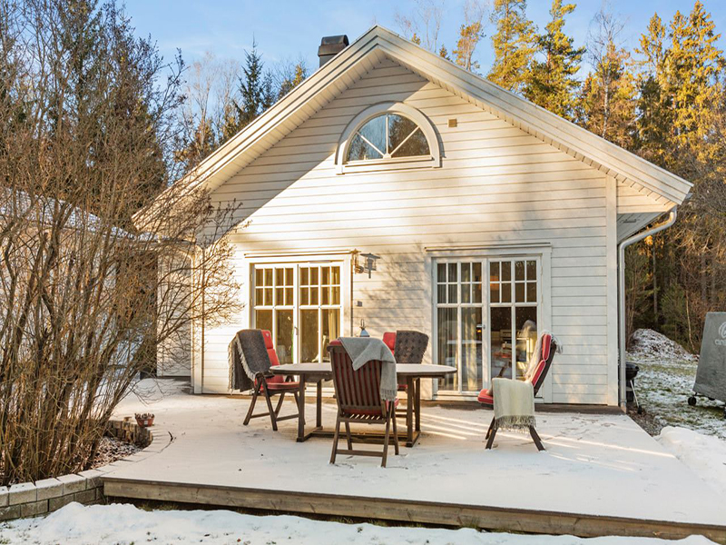 Byggnation av tradack intil husvagg Lindholmen Vallentuna